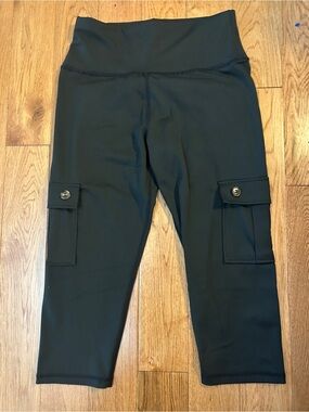 Women’s Black Cargo Cropped Leggings Medium Stretch Athleisure Pants